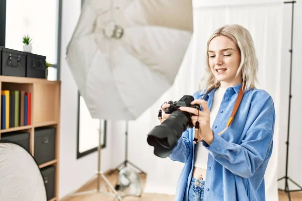 Piękna Blondynka Pracująca Jako Profesjonalny Fotograf Studiu Fotograficznym Stojąca Kamera — Zdjęcie stockowe