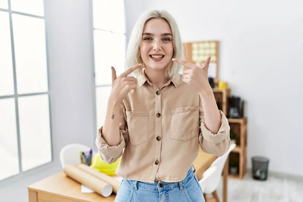 Jonge Mooie Blanke Vrouw Bouw Kantoor Glimlachend Vrolijk Tonen Wijzen — Stockfoto