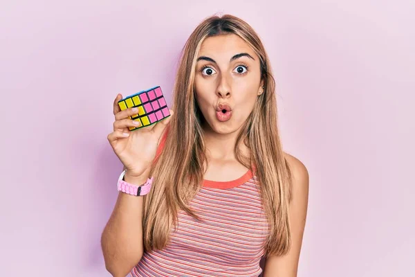 Beautiful Hispanic Woman Holding Colorful Puzzle Cube Intelligence Game Scared — Stock Photo, Image
