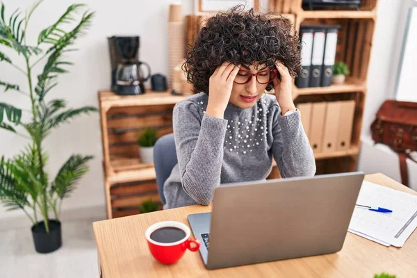 Young Middle East Woman Business Worker Stressed Working Office — Stockfoto