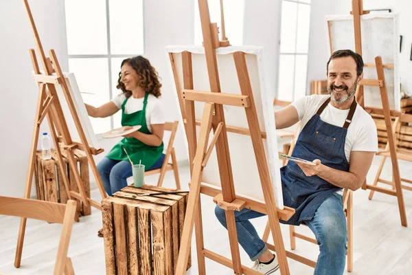 Dois Estudante Meia Idade Sorrindo Pintura Feliz Estúdio Arte — Fotografia de Stock