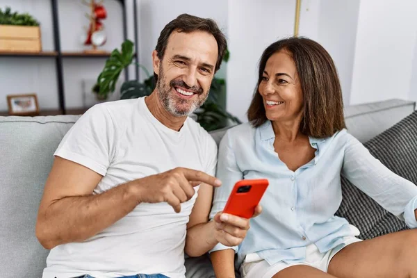 Medelålders Man Och Kvinna Par Använder Smartphone Sitter Soffan Hemma — Stockfoto