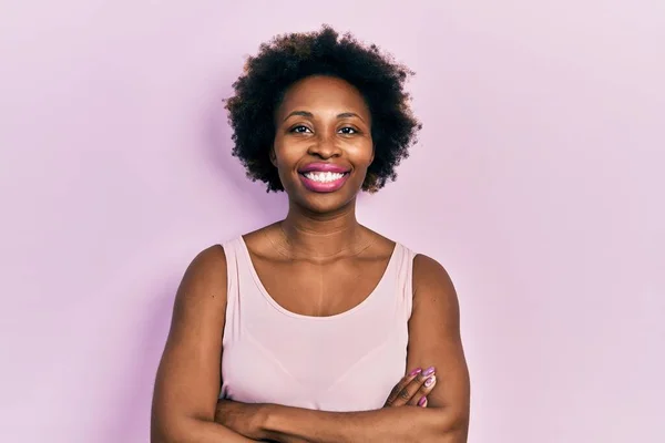 Mladá Afro Americká Žena Neformální Tričku Bez Rukávů Veselý Obličej — Stock fotografie