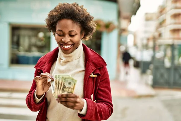 Giovane Donna Afroamericana Possesso Banconote Dollari Città — Foto Stock