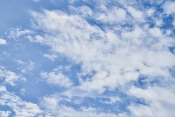 Prachtige Blauwe Lucht Met Wolken Een Zonnige Dag — Stockfoto