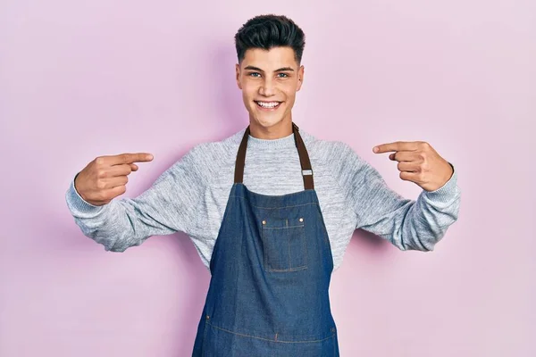Önlük Giymiş Genç Spanyol Bir Adam Yüzünde Gülümsemeyle Kendinden Emin — Stok fotoğraf