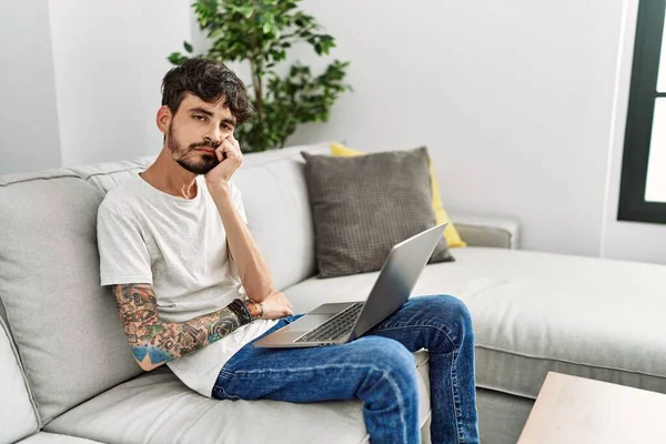 Hombre Hispano Con Barba Sentado Sofá Pensando Que Cansado Aburrido — Foto de Stock