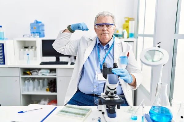 Hombre Caucásico Mayor Trabajando Laboratorio Científico Persona Fuerte Mostrando Músculo —  Fotos de Stock