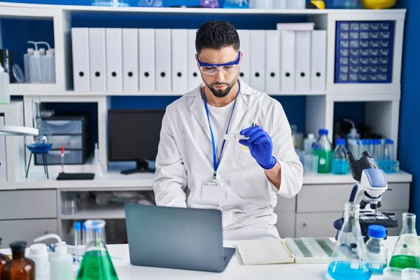 Young Arab Man Scientist Using Laptop Holding Sample Laboratory — Stock Photo, Image