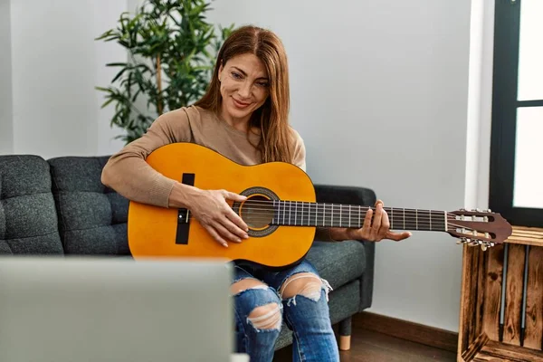 Kaukasische Frau Mittleren Alters Mit Online Gitarrenkurs Hause Auf Dem — Stockfoto