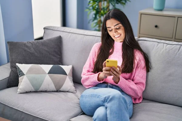 Giovane Donna Ispanica Utilizzando Smartphone Seduto Sul Divano Casa — Foto Stock