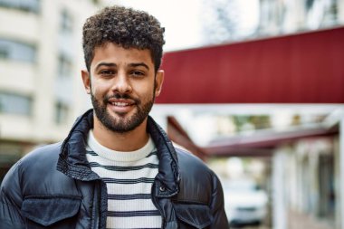 Kasabada gülümseyen genç bir Arap.