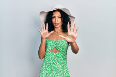 Yazlık şapkalı ve korkudan dehşete düşmüş genç Latin kız elleriyle hareket etmeyi kes, şok içinde bağır. panik konsepti. 