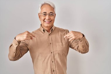 İspanyol kıdemli gözlüklü, kendine güvenen, yüzünde gülümseme olan, kendini gururlu ve mutlu gösteren bir adam.. 