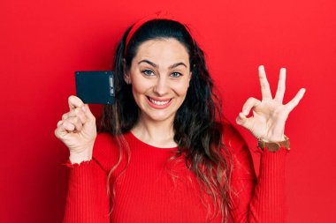 Genç İspanyol kadının hafızası yerinde. Parmaklarıyla imza atıyor, gülümseyerek mükemmel bir sembol oluşturuyor. 