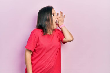 Orta yaşlı İspanyol kadın gündelik kıyafetler giyip el ele verip bağırıyor. iletişim konsepti. 