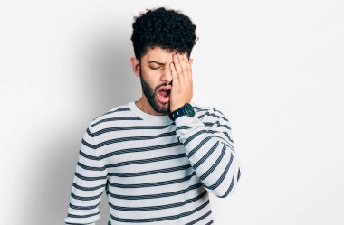 Sakallı, sıradan çizgili süveter giyen, yorgun, yarı yüz, göz ve ağız kaplayan genç bir Arap. Yüzüm acıyor.. 