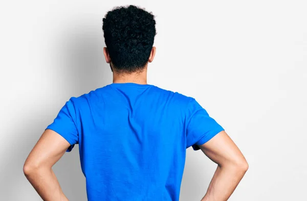 Νεαρός Άραβας Γενειάδα Φοράει Μπλε Μπλουζάκι Στέκεται Προς Πίσω Κοιτώντας — Φωτογραφία Αρχείου