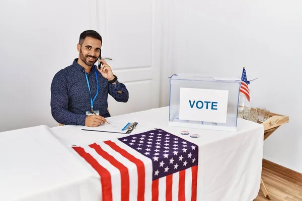 Młody Latynos Uśmiecha Się Pewnie Rozmawiając Smartfonie Pracującym Koledżu Wyborczym — Zdjęcie stockowe