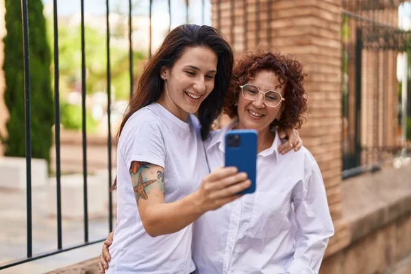 Duas Mulheres Mãe Filha Abraçando Outro Usando Smartphone Rua — Fotografia de Stock