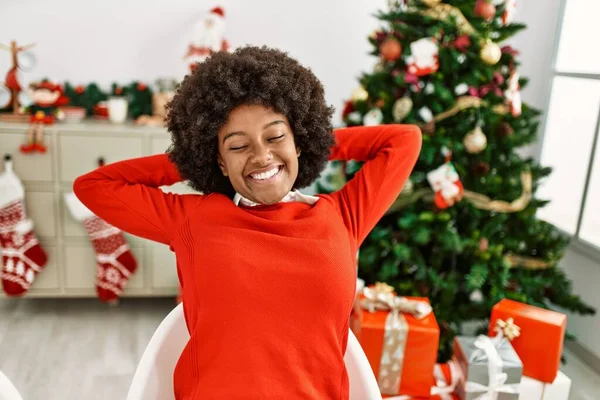 Junge Afroamerikanerin Entspannt Mit Händen Auf Dem Kopf Heimischen Weihnachtsbaum — Stockfoto