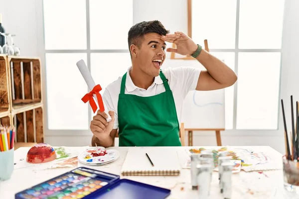 Young Hispanic Man Art Studio Holding Degree Very Happy Smiling — Φωτογραφία Αρχείου