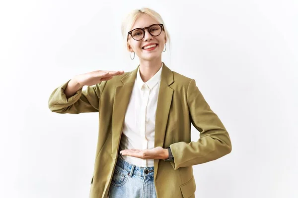 Beautiful Caucasian Business Woman Standing Isolated Background Gesturing Hands Showing — Stockfoto