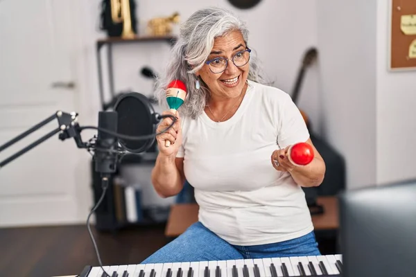Mujer Mediana Edad Músico Cantando Canción Tocando Maracas Estudio Música —  Fotos de Stock