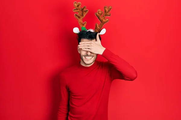 Joven Hombre Hispano Vistiendo Lindos Cuernos Renos Navideños Sonriendo Riendo — Foto de Stock