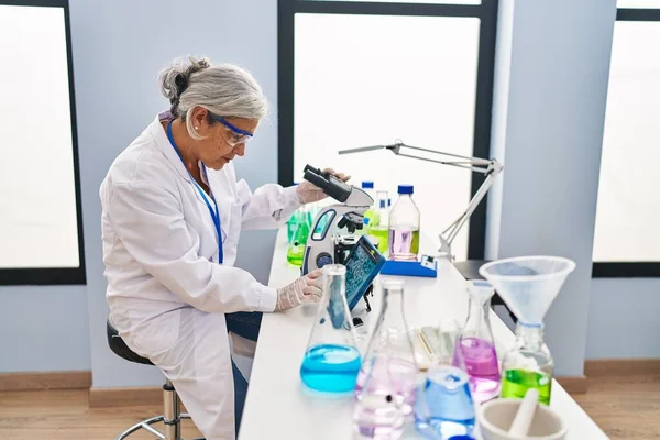 Donna Mezza Età Indossando Uniforme Scienziato Guardando Embrione Touchpad Laboratorio — Foto Stock