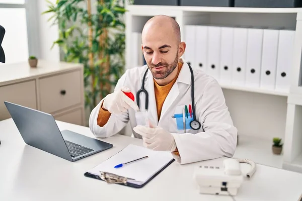 Giovane Uomo Che Indossa Uniforme Medico Tenuta Provetta Analisi Clinica — Foto Stock