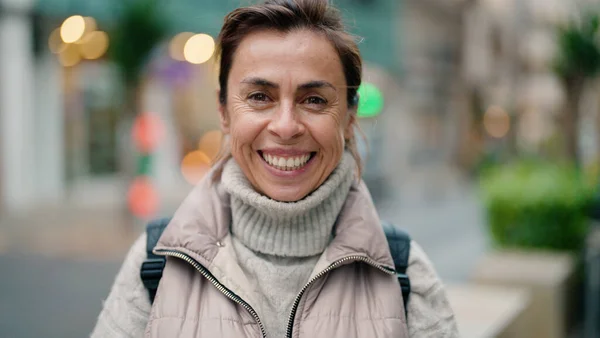 Medioevo Donna Ispanica Sorridente Fiducioso Piedi Strada — Foto Stock