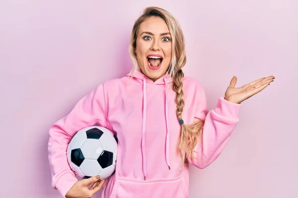 Futbol Topu Tutan Güzel Sarışın Kadın Zaferi Mutlu Bir Gülümsemeyle — Stok fotoğraf