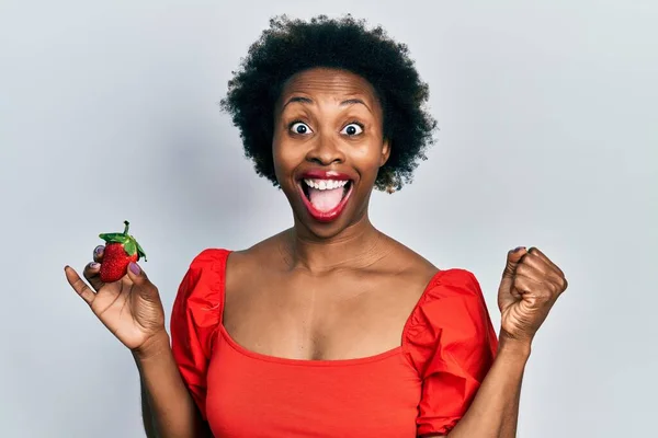 Genç Afrikalı Amerikalı Kadın Çilek Tutuyor Gururla Haykırıyor Zaferi Kutluyor — Stok fotoğraf