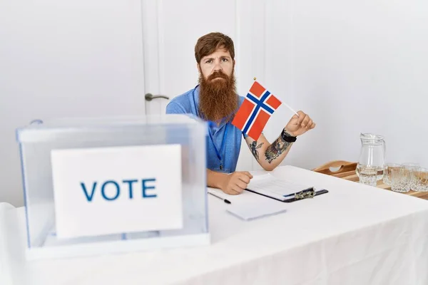 Кавказский Человек Длинной Бородой Выборах Политическую Кампанию Держит Норвежский Флаг — стоковое фото