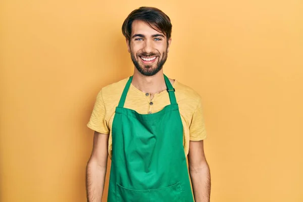 Молодий Іспаномовний Чоловік Носить Чистіший Фартух Рукавички Щасливою Прохолодною Посмішкою — стокове фото