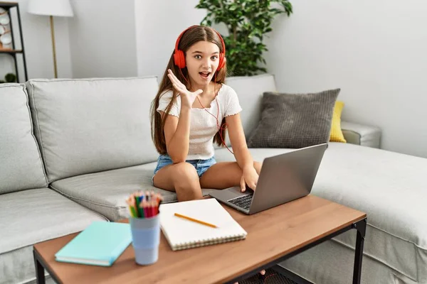 Νεαρή Μελαχρινή Έφηβη Κάνει Την Εργασία Φορητό Υπολογιστή Στο Σπίτι — Φωτογραφία Αρχείου