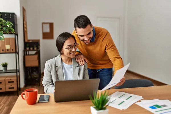 Dos Trabajadores Negocios Sonriendo Felices Trabajando Sentados Escritorio Oficina — Foto de Stock