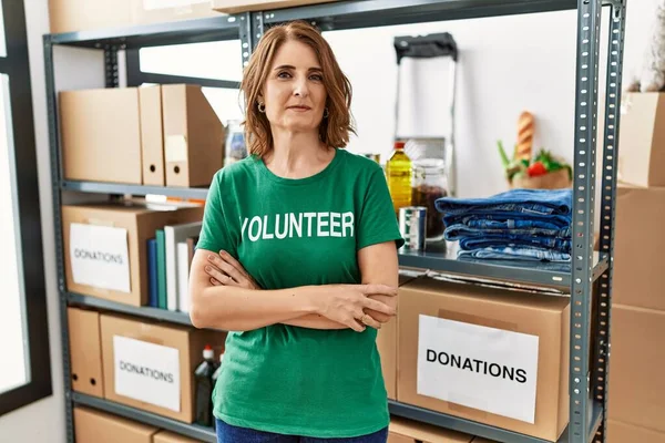 Middle Age Woman Wearing Volunteer Shirt Donations Stand Happy Face — Stock Photo, Image