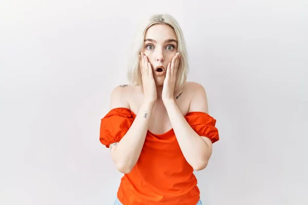 Young Caucasian Woman Standing Isolated Background Afraid Shocked Surprise Amazed — Stok fotoğraf