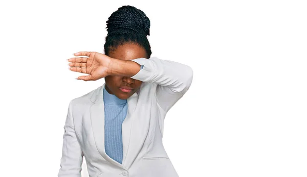 Giovane Donna Afroamericana Che Indossa Abiti Lavoro Che Coprono Gli — Foto Stock