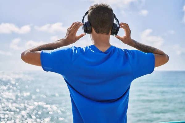 Ung Latin Man Baksidan Visa Lyssna Musik Med Hörlurar Stranden — Stockfoto
