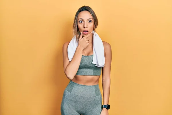 Hermosa Mujer Hispana Usando Ropa Deportiva Toalla Que Fascinada Con — Foto de Stock