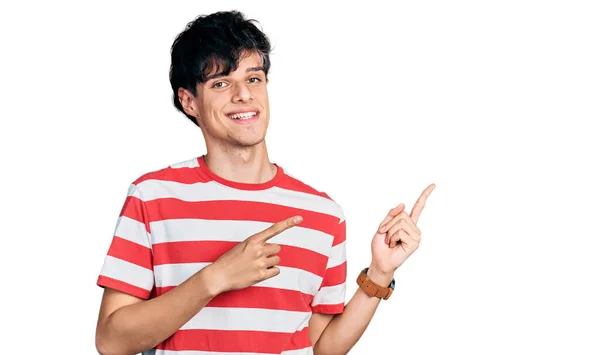 Hombre Joven Hipster Guapo Vistiendo Camiseta Rayas Casuales Sonriendo Mirando —  Fotos de Stock