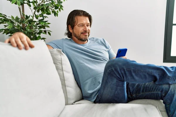 Middle Age Caucasian Man Smiling Confident Using Smartphone Home — Stock Photo, Image