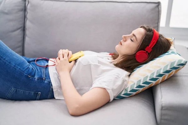 Jonge Vrouw Luisteren Naar Muziek Slapen Bank Thuis — Stockfoto