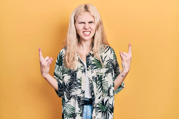 Beautiful Caucasian Woman Blond Hair Wearing Tropical Shirt Shouting Crazy — Stock Fotó
