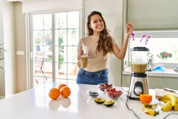 Schöne Junge Brünette Frau Trinkt Ein Glas Smoothie Der Küche — Stockfoto