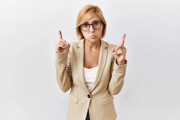 Middle Age Blonde Business Woman Standing Isolated Background Pointing Looking — Photo