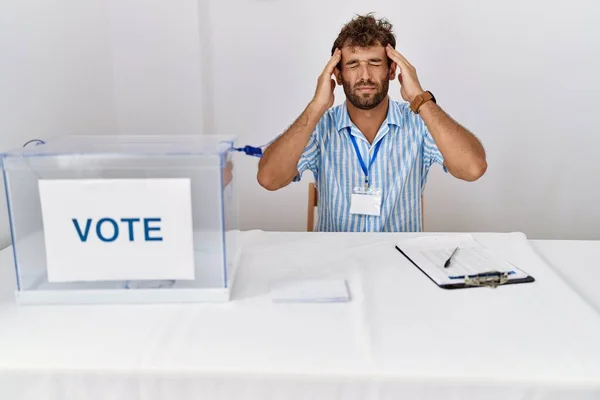 Ung Flot Mand Ved Politiske Valg Sidder Ved Afstemning Med - Stock-foto